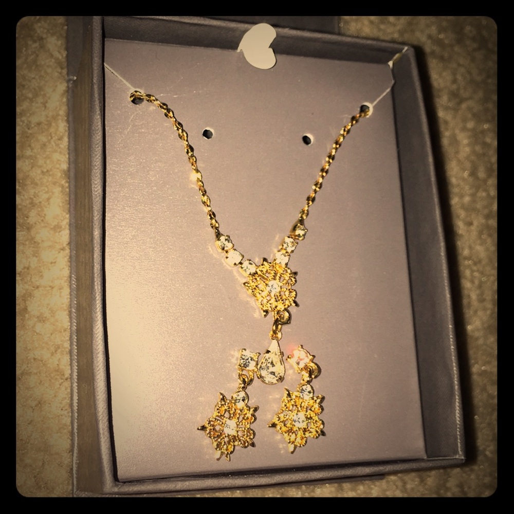 Necklace and earring set with stones